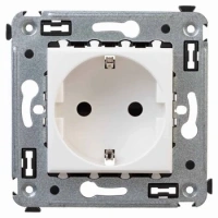 Розетка 220v c/з и шторками белая DKC Avanti 4400003