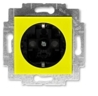 Розетка 220в с/з со шторками ABB Levit жёлтый - дымчатый чёрный 2CHH203457A6064