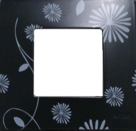 Рамка-декор 4-пост (матовая) Черное и Белое Simon 27 белый 2700640-030 | 2700647-802